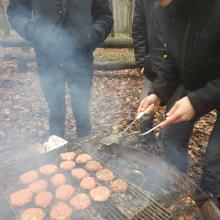 Hamburgers bakken op houtvuur