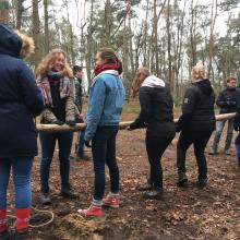 Dames helpen een handje