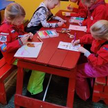 Druk bezig met het maken van de Valentijnskaarten