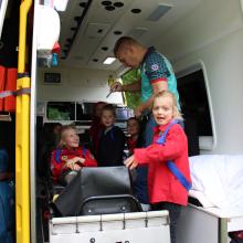 Leren over de ambulance én even op de brancard liggen