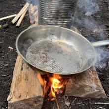 Koken op een jagersvuur